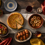Tapas espagnols variés sur grande table