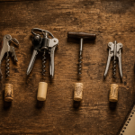 tir bouchon bilame sommelier sur table rustique
