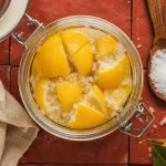 Comment faire un citron confit : bocal de citrons au sel
