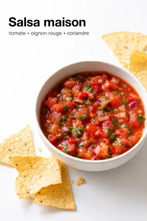 Recette sauce salsa maison servie dans un bol avec chips tortilla