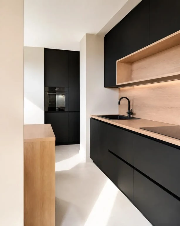 Cuisine noir et bois avec mur blanc cassé lumineux