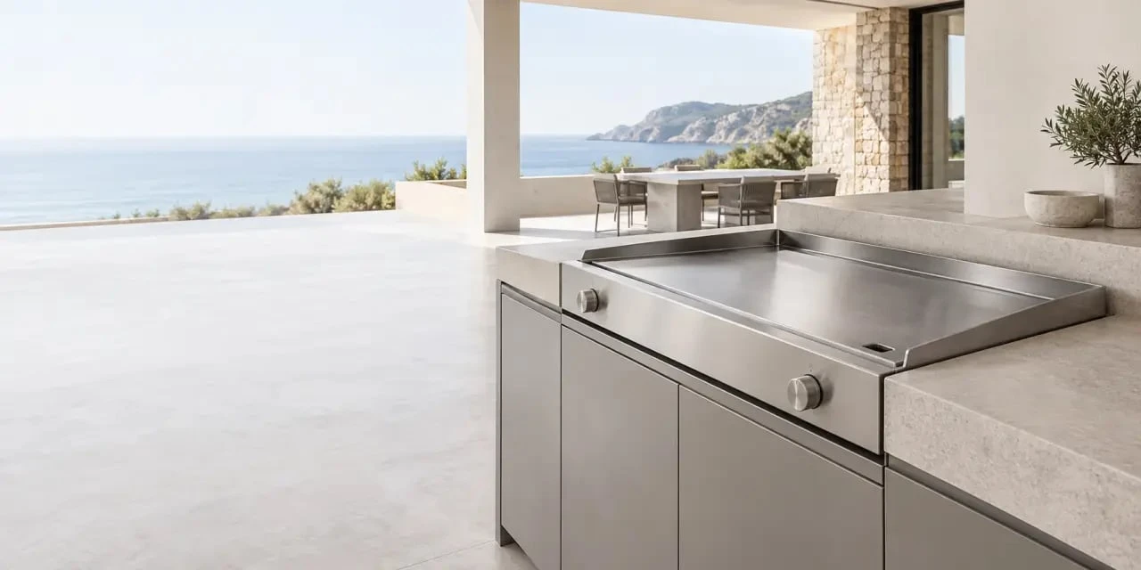 Plancha encastrable en inox intégrée dans une cuisine extérieure