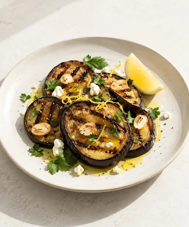 Aubergine plancha grillée à l’ail, au citron et aux herbes fraîches